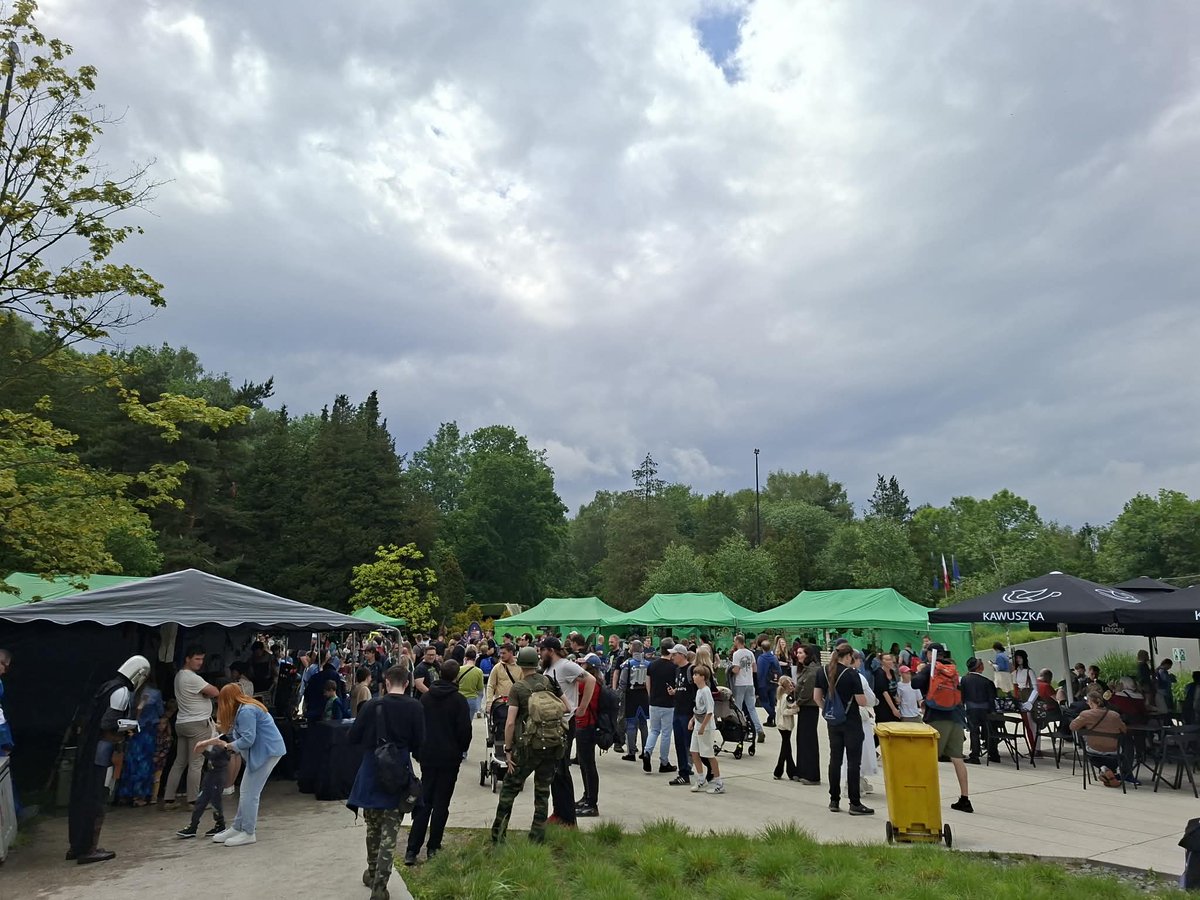 Post_Kamilo's tweet photo. Nasze kino zostało nominowane do nagrody ŚLĄKFA od Śląskiego Klubu Fantastyki, więc melduję się na Cosmiconie, gdzie będzie jej gala. Nie spodziewałem się imprezy z takim przytupem, normalnie mamy Pyrkon pod Planetarium Śląskim. Znikam do Shire, a potem sprawdzę, czy wygraliśmy! https://t.co/0s83lFLjur