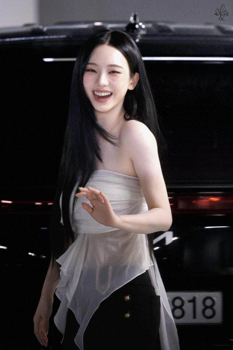 ph_aliyz411's tweet photo. 260528 퇴근

#Karina #카리나
#aespa #에스파 https://t.co/tg0Vy79YWZ