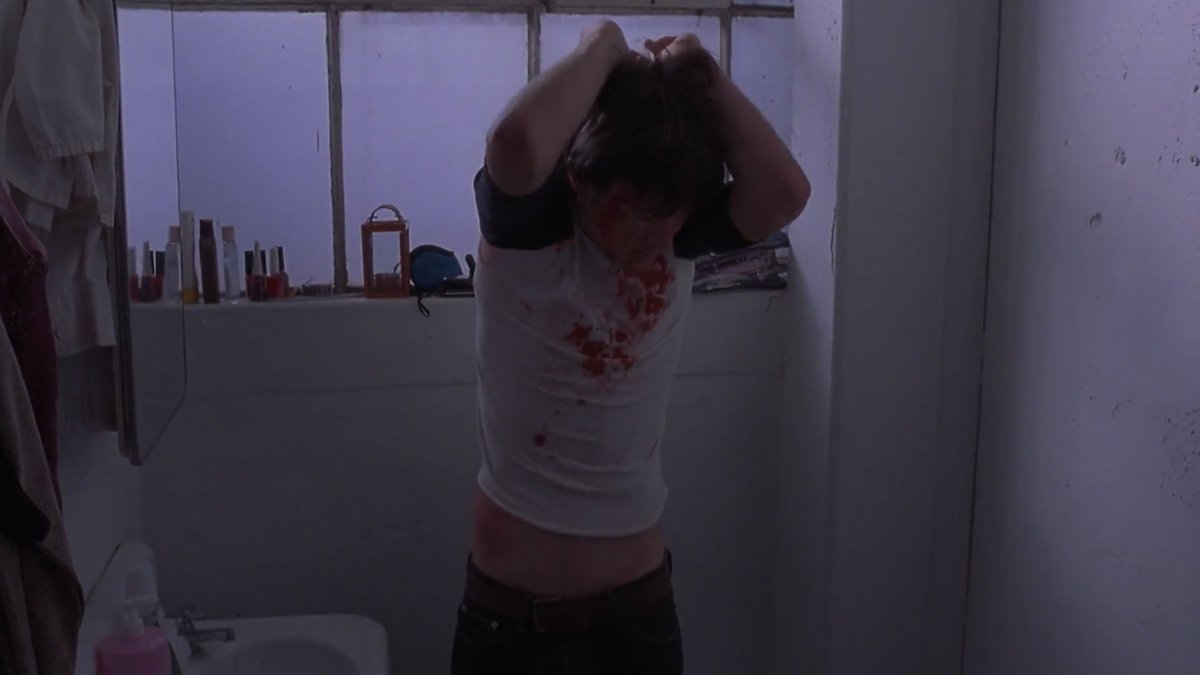 gabwisz's tweet photo. a cena do banheiro em mysterious skin me deixa até hoje apavorado https://t.co/5JFsl3cFPA