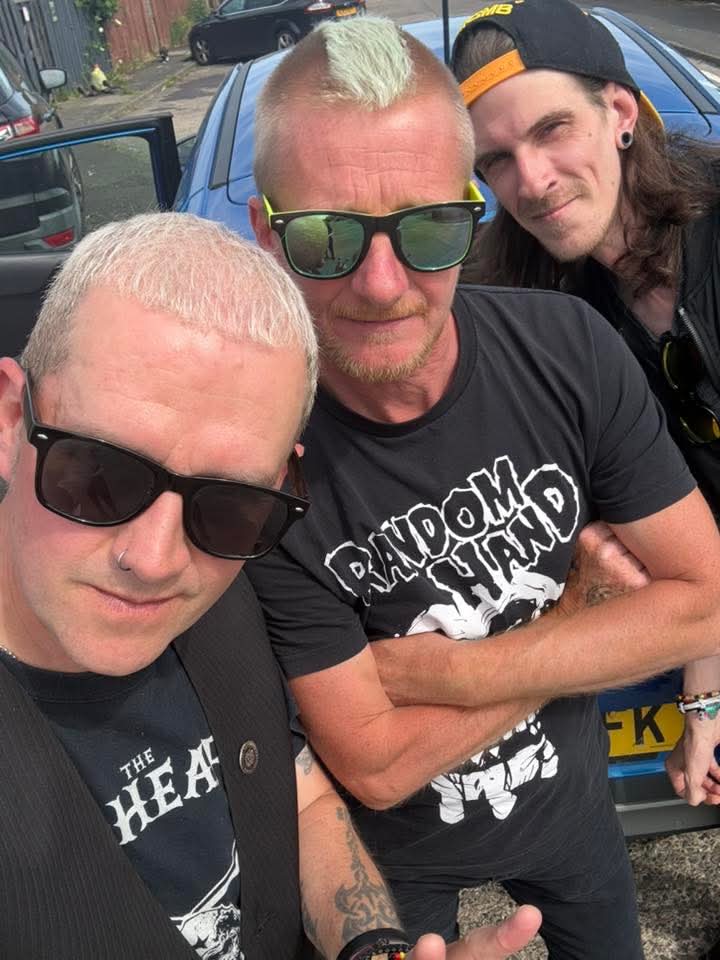 LoGOz_UK's tweet photo. And we’re off again heading to Frankie's Bar Pontefract for Claimed Choice (FR), Logoz &amp; Ex-We’re onstage 5:30pm! Always a great gig here with MTJ Promotions 🤘🎸🎸🥁 🚙
@LoGOz_UK @PeeshNE63 @PaulLoGOz @MtjPromotions https://t.co/pr93NpLPxs