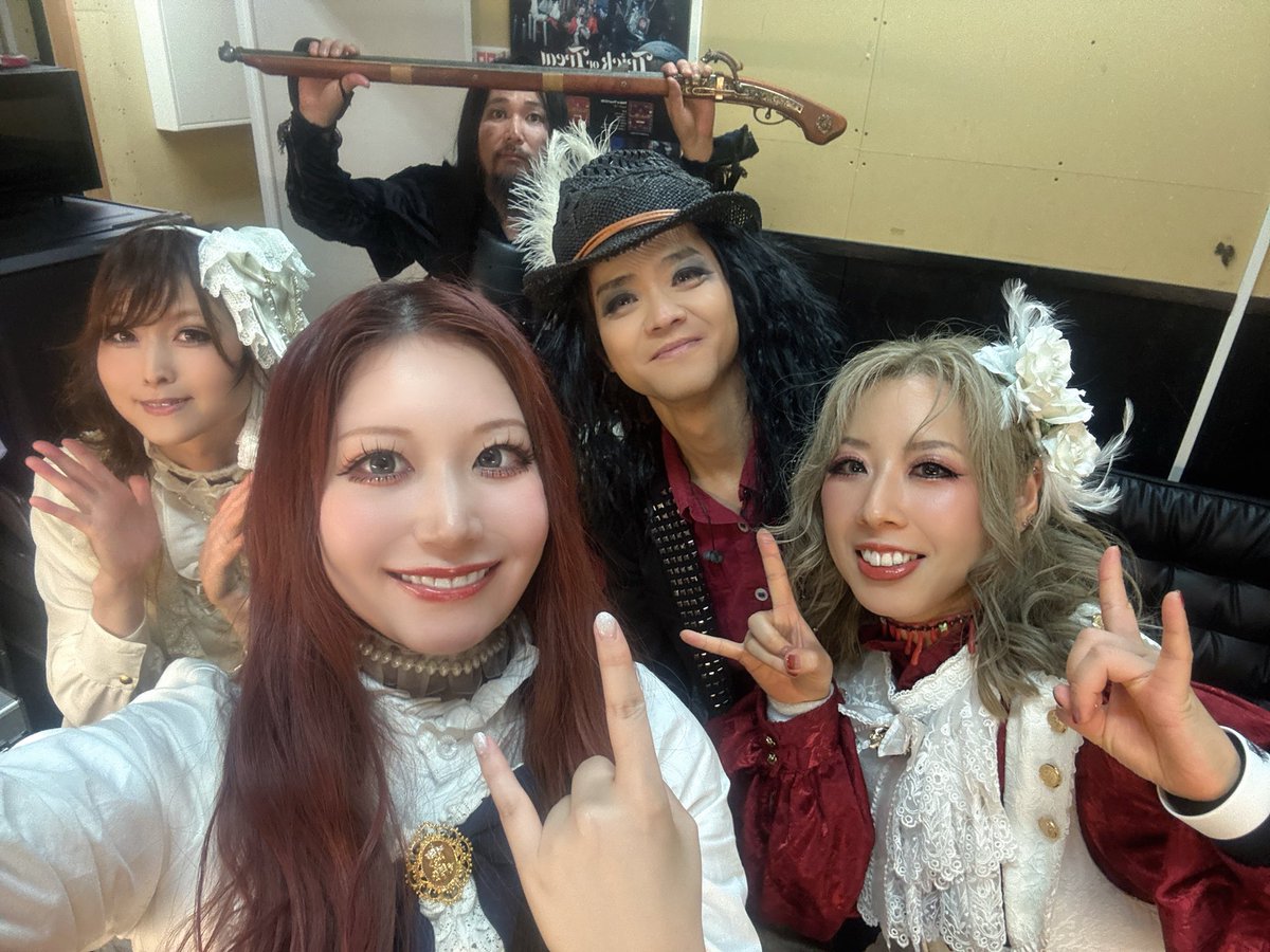 yuria_guitar_'s tweet photo. 本日はMINSTREL GATHERING vol.5
“Ochoco & syo-go BIRTHDAY 3-MAN LIVE PARTY” に出演させていただきました！

ご来場いただいた皆様、誠にありがとうございました❤️‍🔥
半年ぶりに観る皆様の姿がとっても嬉しくて、すごく温かい気持ちになりました☺️✨
甘党の方がお花まで贈ってくださりました🙇‍♂️誠にmerciでした🌹💐

残りの3周年&現体制ラストワンマンも、全力で駆け抜けてまいります！

そして本イベントにお誘いくださったMinstrelixの皆様、誠にありがとうございました🙇‍♂️✨

去年果たせなかった大阪でのライブが実現し、少しはリベンジを果たせたのかなと思います。

Minstrelix、Allegiance Reign、そして甘い断頭台のスリーマンを実現させていただける機会をくださったこと、本当に感謝しております。
2枚目の写真はMinstrelixのLeo Figaroさん @leofigaro3 とAllegiance Reignの武義さん @AR_takeyoshi と撮っていただきました📸✨ありがとうございました😊

これからも皆様の色々な想いを受け継ぎながら、甘い断頭台はまた大阪へ来られるよう頑張ってまいります🩸

さらに明日はG-CLUB UMEDAでオリジナルピック販売記念イベント✨

ギターレッスンと一日店員をやらせていただきます🎸
ご都合の良い方はぜひ遊びに来てください！！

よろしくお願いいたします❤️‍🔥

（お陰様でギターレッスンは満席となりました🙌)