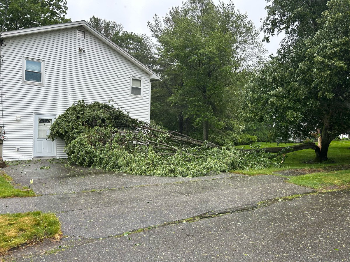 Readingfire's tweet photo. Firefighters from all of the surrounding communities, including Reading have been busy this morning responding to weather related incidents such as trees and wires down. If you encounter a downed wire, keep away, assume it is live and dial 911 for assistance. https://t.co/qTza57bCM2