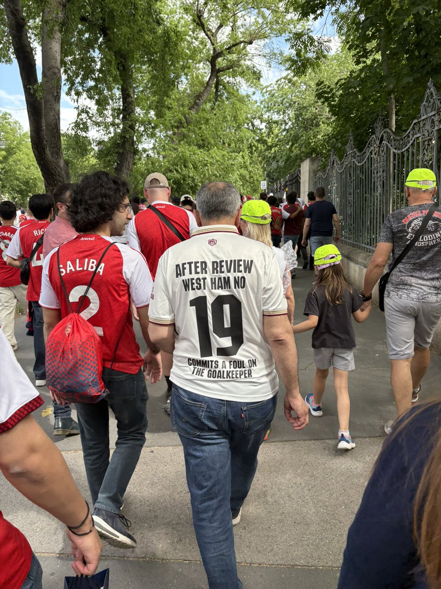 NOT_MOTD's tweet photo. This is why Arsenal fans are the most hated fanbase in the world. 😭🤣😭🤣 https://t.co/ppXepYGawm