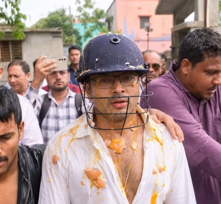 DeshbandhuMp's tweet photo. कोलकाता: सोनारपुर में अभिषेक बनर्जी का विरोध, थप्पड़ मारे गए और फेंके गए अंडे

https://t.co/lFz65pXVpK

#kolkata @abhishekaitc #protested #sonarpur #slap #eggs #thrown https://t.co/8pBcG68GRz