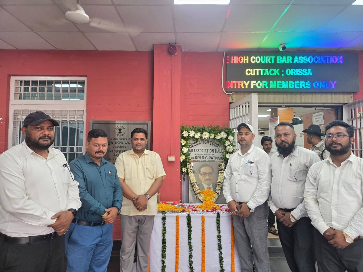 BiplabSiladitya's tweet photo. Tribute to late Justice RC Pattnaik on his 34th Punyatithi by High Court Justices and Bar members at Cuttack.
​#JusticeRCPattnaik #OrissaHighCourt #SashibhusanDas #Advocate #BhabaniShankarDas #OdishaJudiciary https://t.co/5xqoOOQcR8
