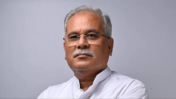 LutyensMediaIN's tweet photo. भाजपा नेता और कार्यकर्ता एक साथ बिना देखे वंदे मातरम् गाकर दिखाएं. कांग्रेस के हर कार्यक्रमों की शुरुआत वंदे मातरम से होती है, जबकि भाजपा के लोग कभी इसे गाते तक नहीं थे. 

- भूपेश बघेल https://t.co/40Bd4LUpwB