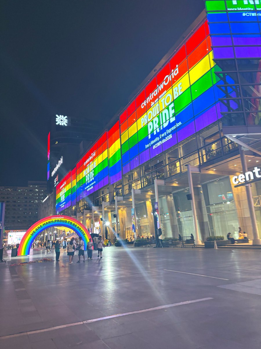 urisky23's tweet photo. PRIDE月間のバンコク最高🌈
どこ歩いても🌈があって可愛いし
カップルさんも沢山みかける！
彼女が最強の立地のホテル予約してくれてて、パレードがホテルの目の前！
ホテルからも見れる❤️本当にありがとう。
テレビつけたらリアタイのtheAIR👏 https://t.co/Vb4fg2MOJD