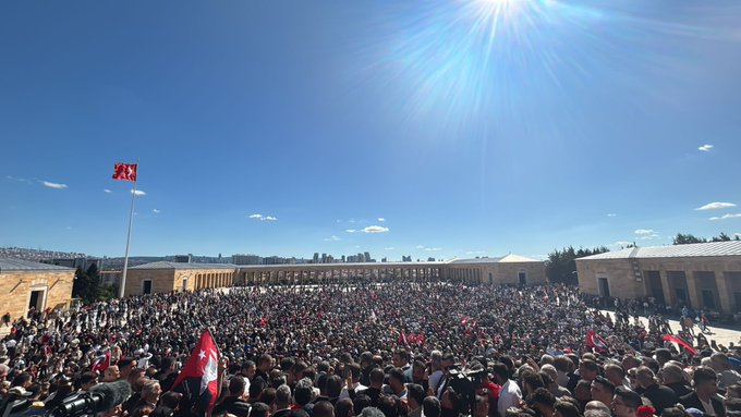 ulasskarasu's tweet photo. Atamızın huzurunda... https://t.co/OtYtxmA5Q2