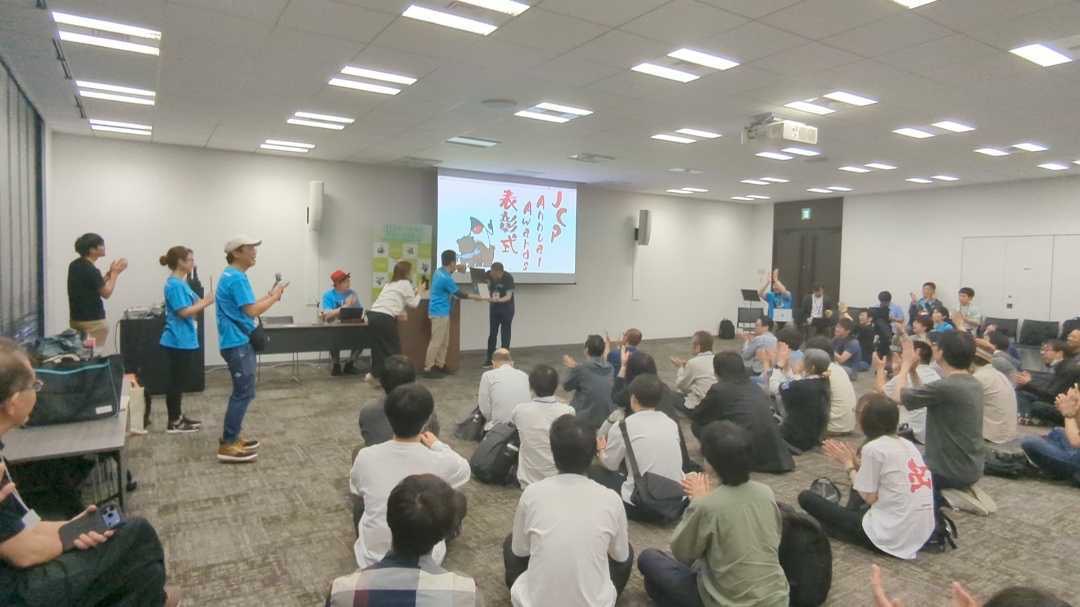gishi_yama's tweet photo. #jjug_ccc のLTで  #javado のJCP Annual Awaords 表彰式を行ってもらいました！🎉

サンフランシスコから賞状と記念品を大切に預かってくださった @zinbe さん、ありがとうございました🙇

改めて、僕らは一生、「JavaDoでしょう」します！

LT資料も置いておきます！

https://t.co/J1ICAx1tkw https://t.co/jJ7okSJRYz
