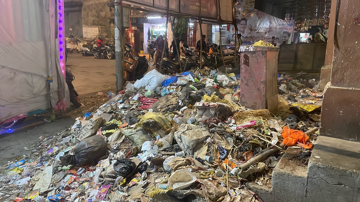 SaravananBJYM's tweet photo. Since 3 week still not cleaned near A5 building kokari agar Mhada colony… kindly look on this and please do needful for us. @mybmcWardFN @mybmc @TawdeRitu @CMOMaharashtra @mayor_mumbai https://t.co/wICjaEusU3