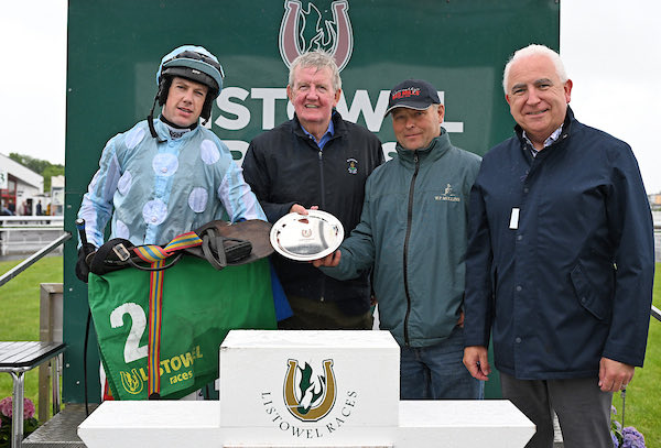 WillieMullinsNH's tweet photo. Murcia delivers! 🚀 Travelled strongly under @BrianHayesb to land the Anglo Printers Remembering John H. Kierans Mares Hurdle @ListowelRaces today! A polished front-running performance from start to finish. 🏆🏇

Congratulations to owner Kenneth Alexander 💙🤍

📸@patcashhealy https://t.co/Jey3NilhWC