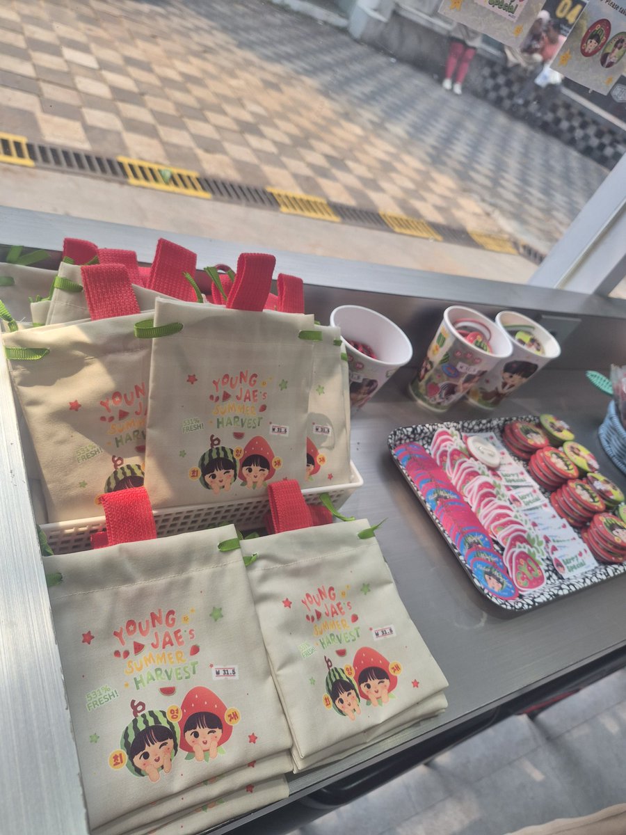 youngjejechuni's tweet photo. so muchhh fun tudeeeyyyiiu🍓❤️🍉🥰

#YoungjaeSummerHarvest @42logs https://t.co/KgJd1ygBAO