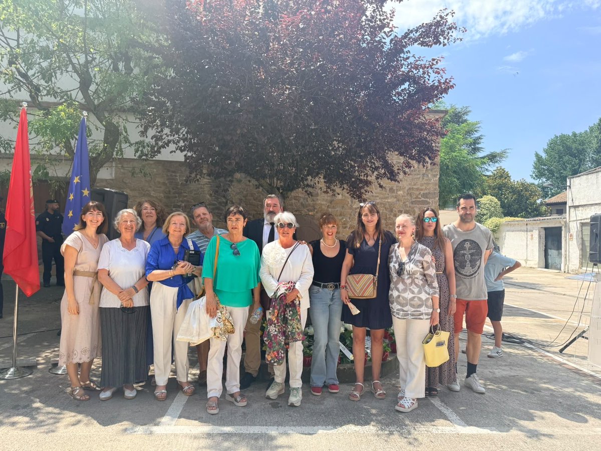 ANVITE_NAVARRA's tweet photo. Acompañando a las familias de Boni y Julian en el acto en su memoria convocado por el Ayto dé Sangüesa. Gracias al alcalde Javier Solozabal por su buena disposición y por su discurso claro y rotundo, alejado de la mediocridad y de los lugares comunes que acostumbramos a escuchar. https://t.co/P5ePYmPQ7K