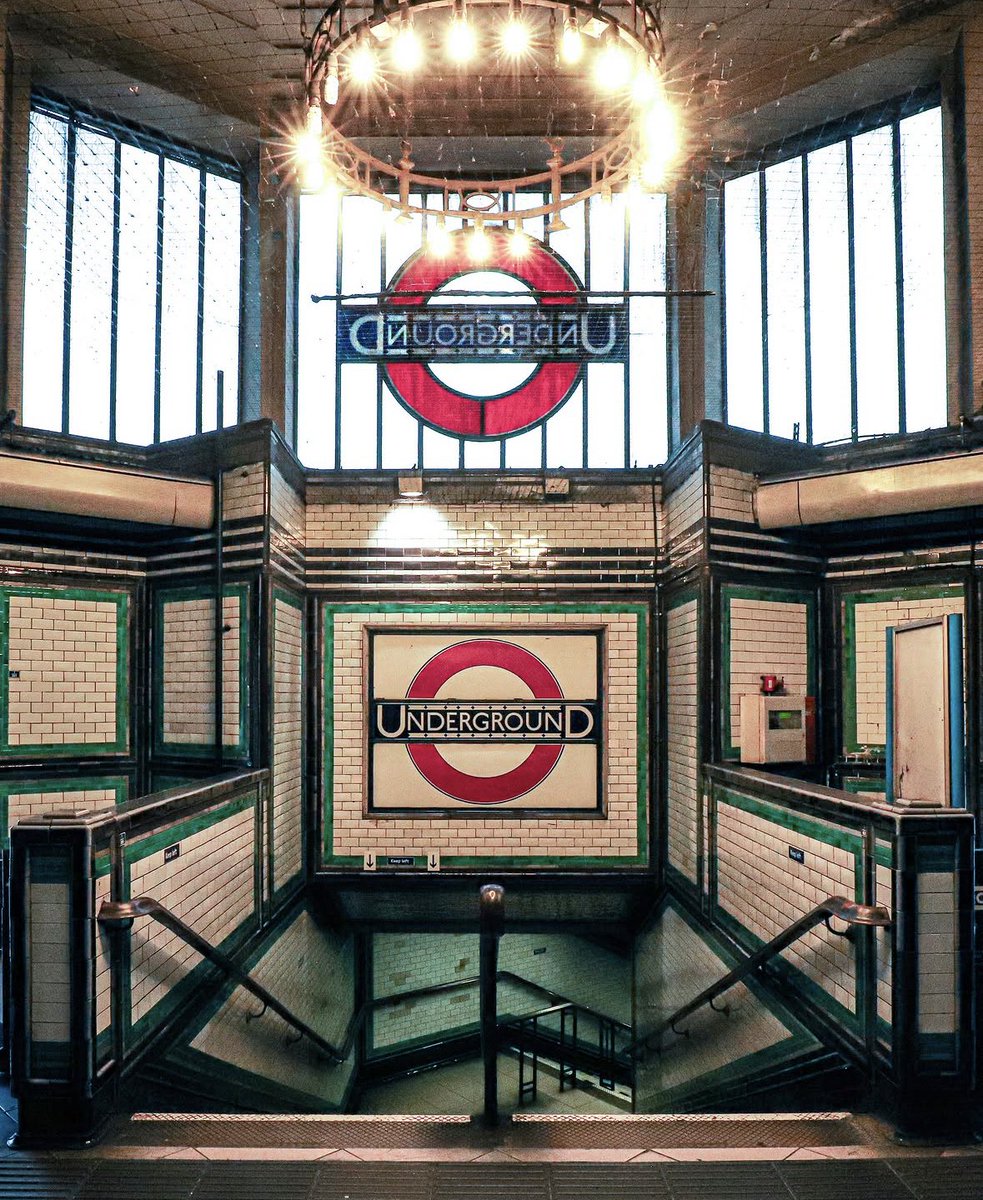 balhamnewsie's tweet photo. What a cracking photo of #Tooting Bec tube station and its wonderful chandelier, designed by architect Charles Holden in 1926!
Thanks to @LondonSuburbia (Instagram) for sharing!
#Balham https://t.co/TAj8n9ppSc