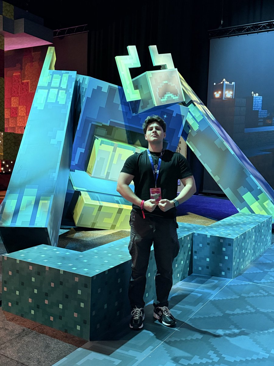 IGNprolix's tweet photo. Bout to show this warden who is boss 😤
#twitchcon #minecraft https://t.co/Qzv1pgYAKZ