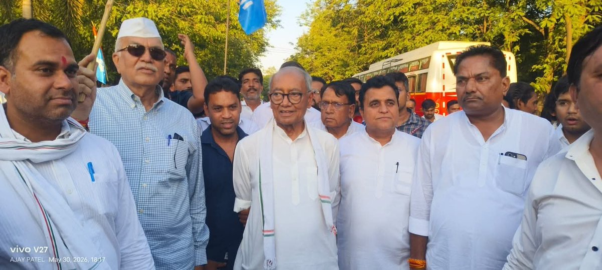 shailendrapinc's tweet photo. NEET पेपर लीक के विरोध में भोपाल में NSUI का बड़ा प्रदर्शन। हजारों छात्रों के भविष्य के साथ हुए खिलवाड़ के खिलाफ कांग्रेस नेताओं और कार्यकर्ताओं ने गिरफ्तारी देकर विरोध दर्ज कराया।

पूर्व मुख्यमंत्री एवं सांसद आदरणीय श्री दिग्विजय सिंह जी, पूर्व मंत्री पीसी शर्मा जी, पूर्व मंत्री राजकुमार पटेल जी, सिलवानी विधायक देवेंद्र पटेल जी, मोहित रघुवंशी सहित बड़ी संख्या में कांग्रेस एवं NSUI कार्यकर्ता आंदोलन में शामिल रहे।

युवाओं का संदेश साफ है — परीक्षा व्यवस्था में भ्रष्टाचार और पेपर लीक अब बर्दाश्त नहीं किया जाएगा।

#NEETScam #NSUIProtest #BhopalNews #CongressProtest #StudentPower

#_MPTET_2020_OBC_पद_अनहोल्ड_करें #जनसेवा_मित्रो_को_बहाल_करो
#मध्यप्रदेश_सौ_फीसदी_वेतन_दो

@digvijaya_28 @Barmer_Harish @jitupatwari @UmangSinghar @pcsharmainc @INCIndia @INCMP
