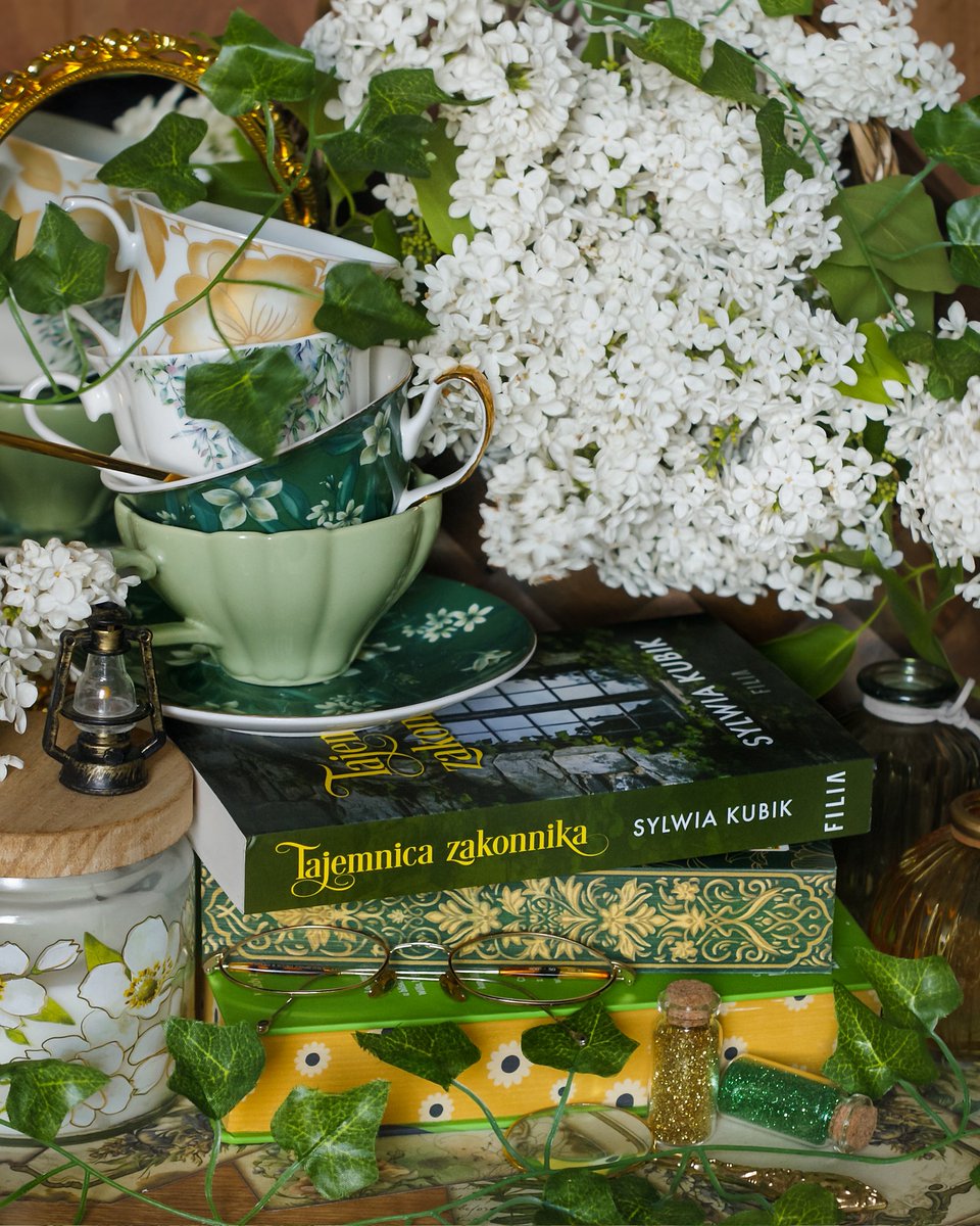 BooksCatTea's tweet photo. Dotykająca uczuć niezaprzeczalnie kruchych i delikatnych, ale zarazem gwałtownych i żarliwych. Obrazująca naiwność, której źródłem staje się potrzeba akceptacji. Definiująca zło, które nie kryje się w mroku, ale wręcz emanuje zdradliwym światłem.

#TwitteroweKsiazkary #books https://t.co/Y67iOSQtMu