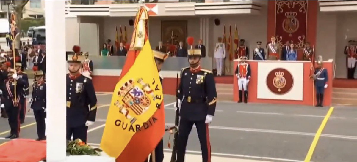 JaviSantamarta's tweet photo. LA IMPORTANCIA DE LOS SÍMBOLOS

Hoy la Bandera de España cayó en su izado en el #DIFAS2026. Un trapo para unos, la representación de la Nación y de la Patria para muchos. Pero que merece un respeto.

El Rey, el Primer Soldado de España, ha sabido estar atento ante la pasividad y estupor que le rodeaba. Y reponerla en su sitio de honor con la de la Guardia Real.

La misma que mandó a la DANA antes de que el Gobierno mandara a la UME… tarde.

La Bandera que defendió ante el Golpe del «procés» públicamente el 3 de octubre de 2017.

Pero queremos que un Rey Constitucional que se debe al Pueblo, donde reside la soberanía nacional representada en Las Cortes, sea y actúe como Poder Ejecutivo. No puede.

Si queremos otra cosa, que se cambie. Pero dejemos de pedir que haga lo que nosotros, como Sociedad Civil, no tenemos las narices de hacer.

#YoConElRey