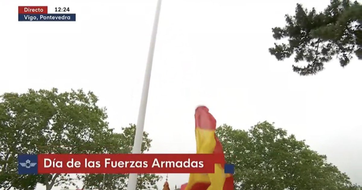 JaviSantamarta's tweet photo. LA IMPORTANCIA DE LOS SÍMBOLOS

Hoy la Bandera de España cayó en su izado en el #DIFAS2026. Un trapo para unos, la representación de la Nación y de la Patria para muchos. Pero que merece un respeto.

El Rey, el Primer Soldado de España, ha sabido estar atento ante la pasividad y estupor que le rodeaba. Y reponerla en su sitio de honor con la de la Guardia Real.

La misma que mandó a la DANA antes de que el Gobierno mandara a la UME… tarde.

La Bandera que defendió ante el Golpe del «procés» públicamente el 3 de octubre de 2017.

Pero queremos que un Rey Constitucional que se debe al Pueblo, donde reside la soberanía nacional representada en Las Cortes, sea y actúe como Poder Ejecutivo. No puede.

Si queremos otra cosa, que se cambie. Pero dejemos de pedir que haga lo que nosotros, como Sociedad Civil, no tenemos las narices de hacer.

#YoConElRey