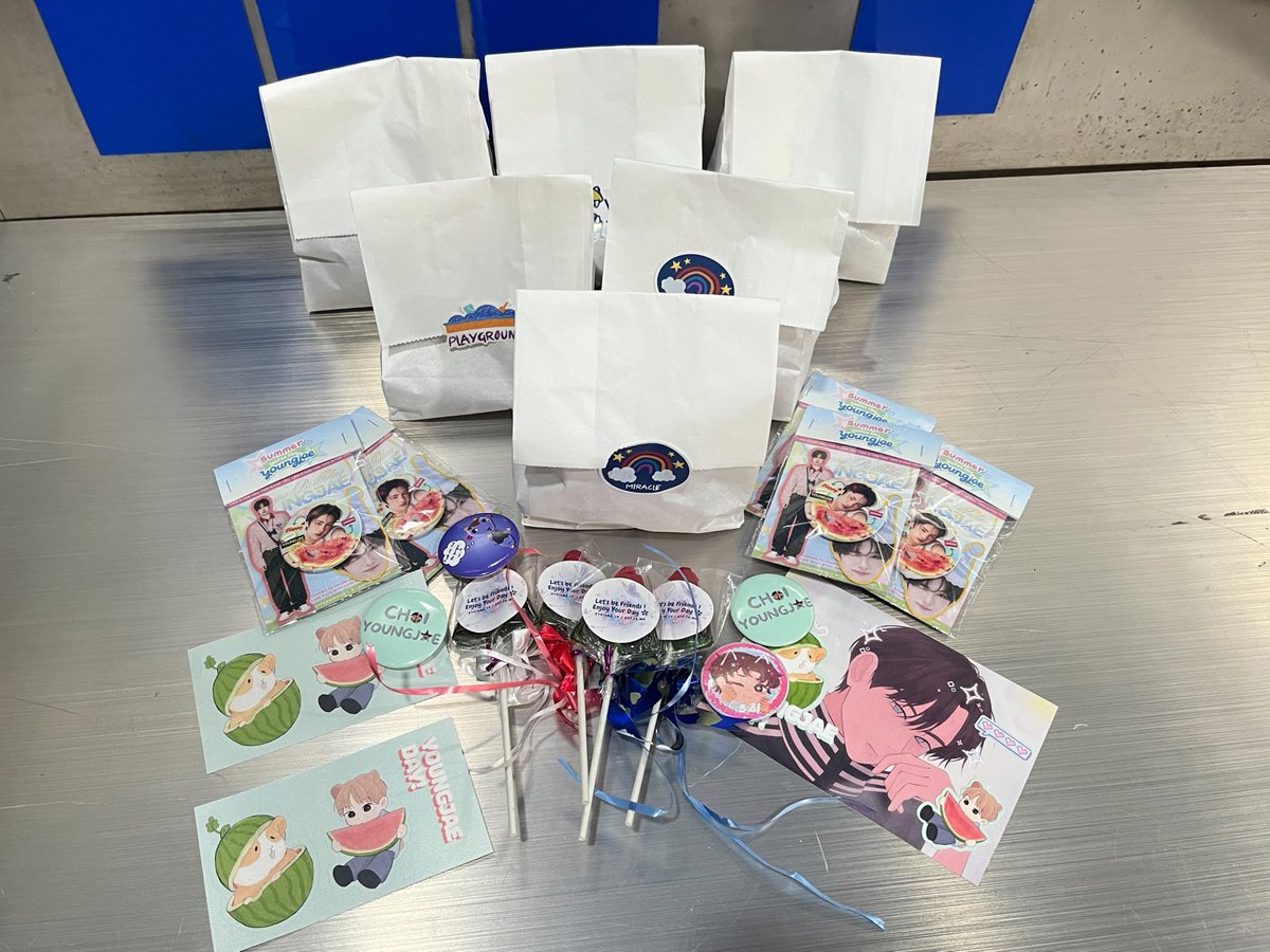 42logs's tweet photo. Mau ngucapin terima kasih banyak dari kami para panitia buat teman-teman yang udah baik banget ngasih cookies, cake, dan berbagai freebies gemesnya hari ini! 

Sukses bikin kita makin semangat dan happy banget. 🥹🫶 Senang banget bisa ketemu kalian semua!

#YoungjaeSummerHarvest https://t.co/cL0NbZpuJE