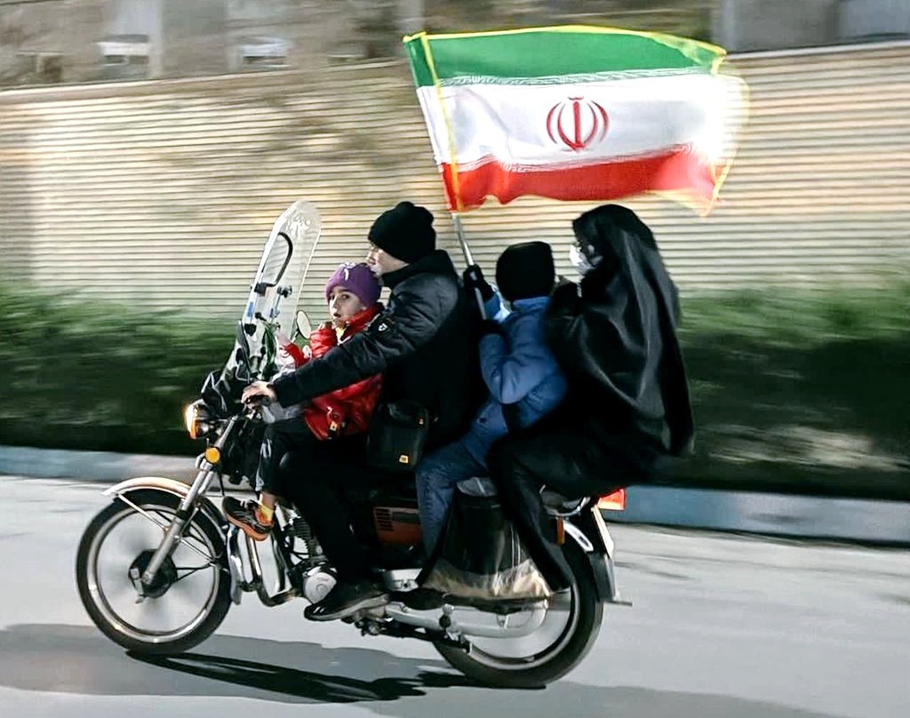 hadisahraban's tweet photo. ۹۰ شب این مردمی که اغلب از قشر متوسط و ضعیف جامعه هستند در قرارهای شبانه، عاشقانه پای کار ایران آمدند. جانفدای واقعی ایران همینان هستند

#خیابان_ایران
#IranianOnIt https://t.co/L3kXamhGQd