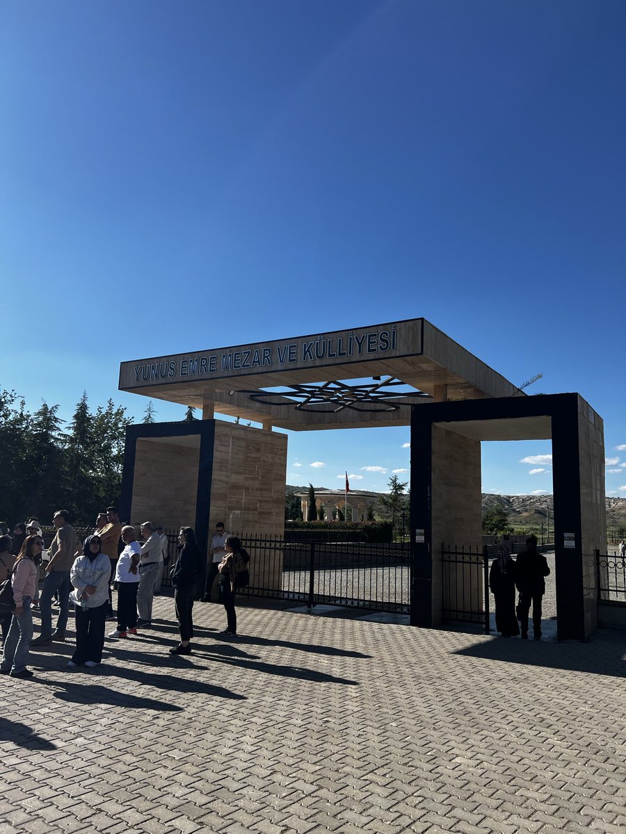 ckrglx's tweet photo. Ete kemiğe bürünmüştün
Yûnus diye görünmüştün
Eğriden ve doğrudan geçu
Emre olarak bütüne yürümüştün… https://t.co/J36OcqCBtU