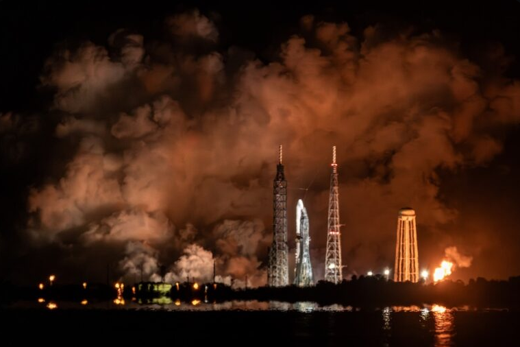 EdgeWorldNews's tweet photo. 💥 Jeff Bezos' rocket just exploded in a fireball on the launchpad. People felt it shake their homes miles away. Blue Origin's biggest rocket was supposed to launch next week. Now the launchpad is destroyed, the timeline is gone, and nobody knows why it happened.  
👉 See what happened: https://t.co/SGcJKXovJz   

#BlueOrigin #Rocket #BreakingNews #NASA #Space #SpaceNews #EdgeWorldNews #NewGlenn #JeffBezos #CapeCanaveral #Explosion #Amazon #Technology #SpaceX #Artemis #TechNews #Science