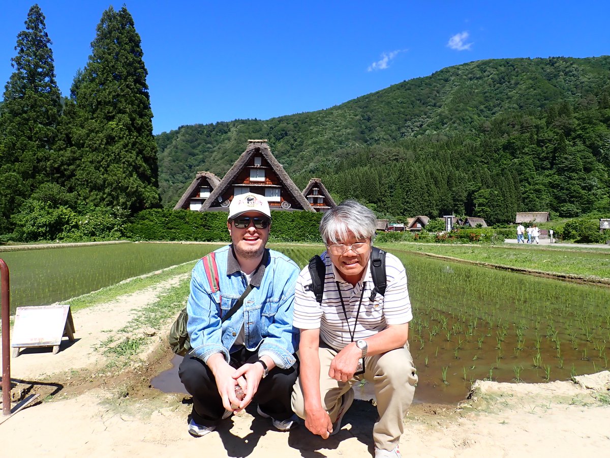 gemini930jp's tweet photo. 5/29は高山から白川郷を経由して金沢へと行くソロのお客様のツアーをしました。
愉快なお客様で、東海北陸道のトンネルの中でもずっとお話しされていました。
白川郷では合掌造りの茅葺き屋根の葺き替えをしているところを見ることができました。茅葺きは25年ほどでダメになるとおっしゃっていました。 https://t.co/ZtgZVz4Em0