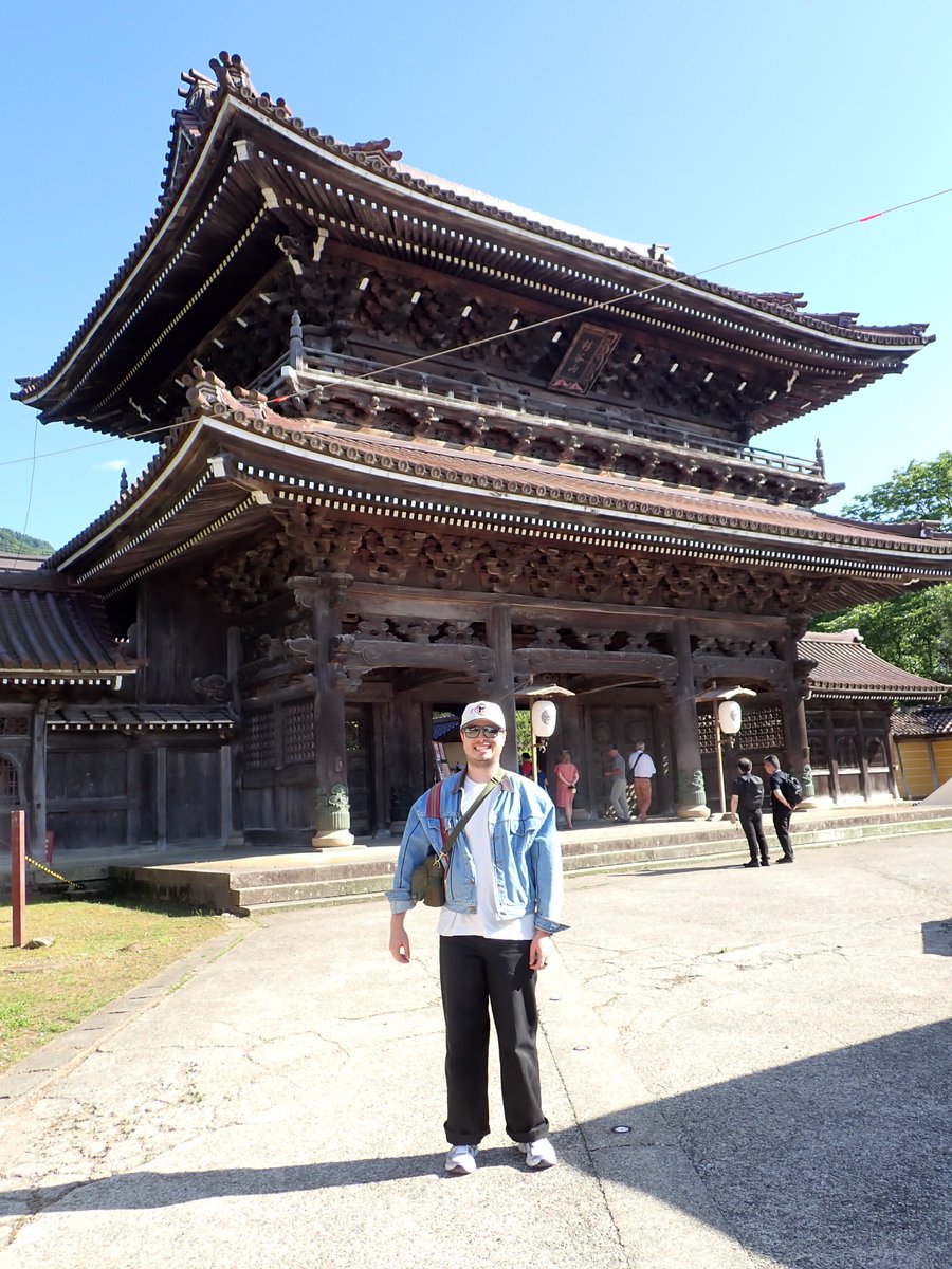 gemini930jp's tweet photo. 5/29は高山から白川郷を経由して金沢へと行くソロのお客様のツアーをしました。
愉快なお客様で、東海北陸道のトンネルの中でもずっとお話しされていました。
白川郷では合掌造りの茅葺き屋根の葺き替えをしているところを見ることができました。茅葺きは25年ほどでダメになるとおっしゃっていました。 https://t.co/ZtgZVz4Em0