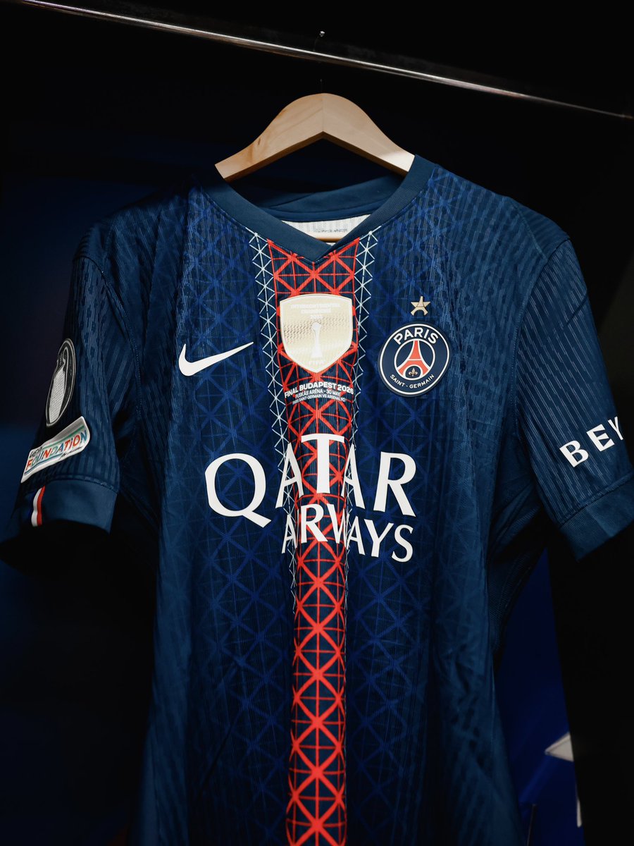 ActuFoot_'s tweet photo. 🚨 LE PSG VA JOUER AVEC SON MAILLOT DOMICILE FACE À ARSENAL CE SOIR ! 👕❤️💙

📸 @PSG_inside https://t.co/Godjh2zKsQ