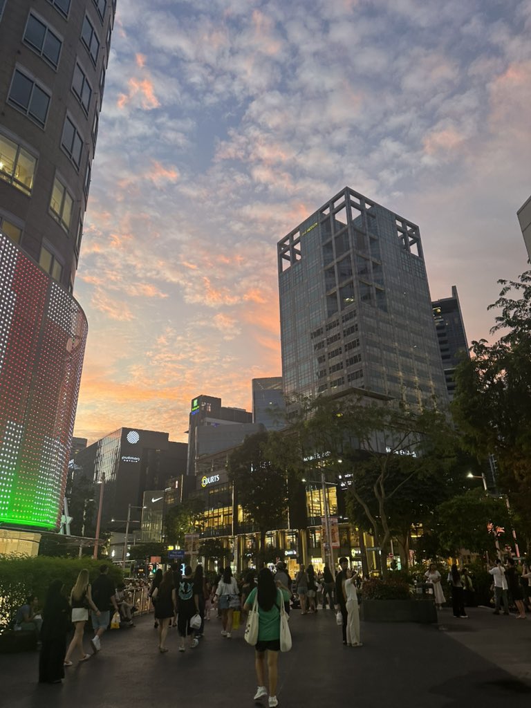 shintoniin's tweet photo. skies https://t.co/8ywvJLzzHf