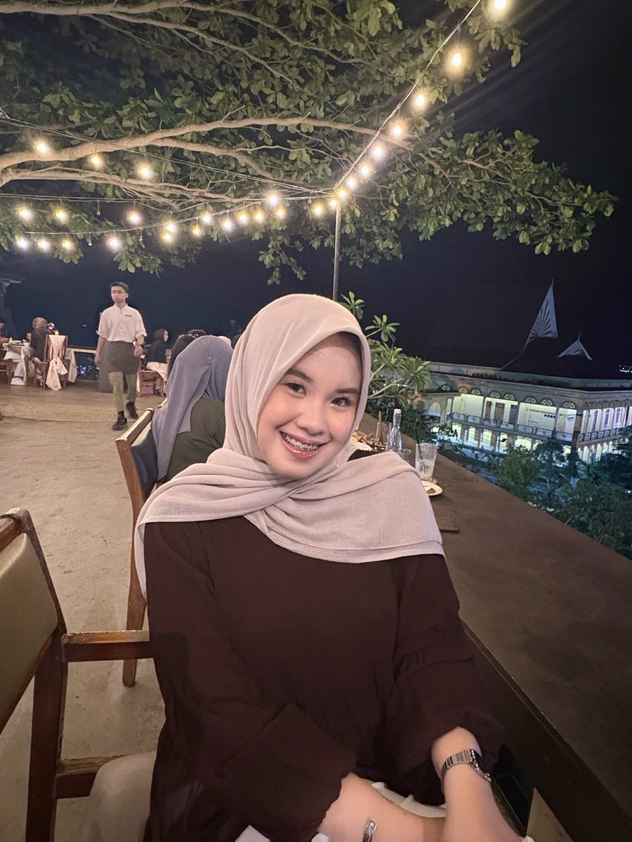 َ tweet media