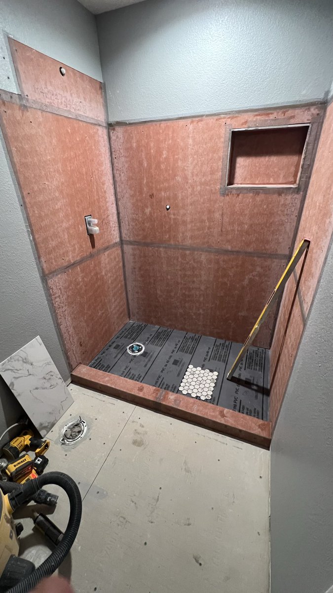 Traviswalker002's tweet photo. Custom walk in shower this was fun🙌🙌 #remodel #tile #shower #customtile #bathroom https://t.co/jZLrbSYLG5