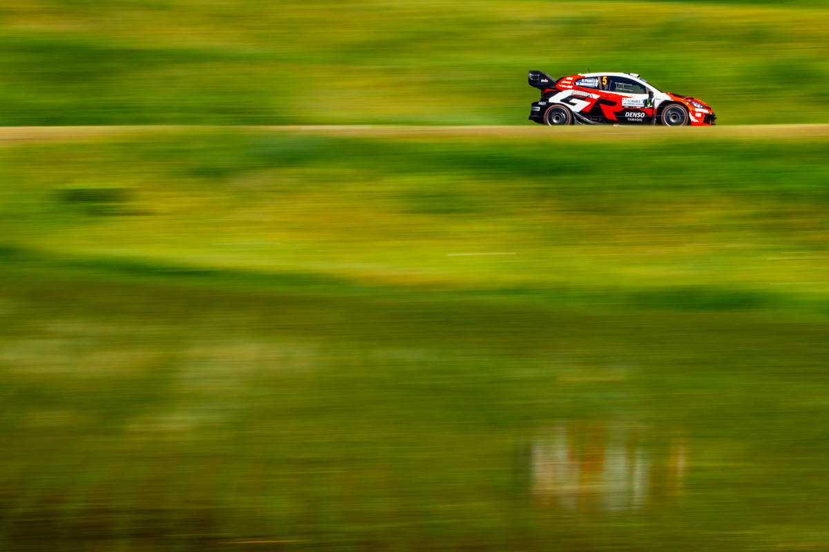TOYOTA_GR's tweet photo. WRC Rd.7
#ラリージャパン 🇯🇵Day2

岐阜県と愛知県が舞台のデイ2は、エバンスが首位をキープ!!
オジエが総合2位、パヤリが総合3位、勝田が総合4位に順位を上げる🚗💨

1️⃣ エバンス／マーティン
2️⃣ オジエ／ランデ
3️⃣ パヤリ／サルミネン
4️⃣ 勝田／ジョンストン

総合2位につけていたソルベルグ／エドモンドソンは、SS10でデイリタイア。最終日に再出走予定です。

WRC2クラス
3️⃣ 山本／フルトン

レポート🗒️＆コメント🎤
➡️ https://t.co/kPMOA0lTua

最終日Day3は明日8:14スタート。
ヌカタ(額田)、レイク・ミカワコ(三河湖)、クラガイケSSS(鞍ケ池)」を各2回。全6ステージ／計74.06kmに挑みます。

リプライ💬で熱い応援をお願いします!!!

ラリージャパン特設サイト
https://t.co/3IzGtfzjon

#WRCjp
#GRヤリス