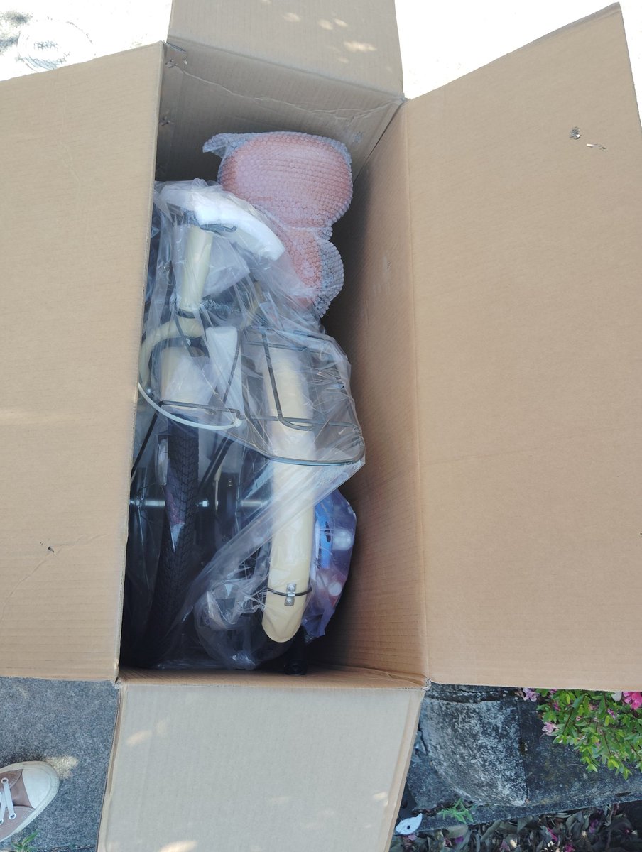 bgle_'s tweet photo. Amazon スマイルセールで安くなってたので
折りたたみ自転車買ってしまった
新車からハンドルの動きが悪いからフロントフォークを抜いてグリスアップ
ペダルはベアリング無し仕様、安いだけあるな
娘と自転車を車に乗せて出掛けたくて
折りたたみ自転車にしたけど車に自転車2台乗せると
狭い https://t.co/65IzYxV4Zh