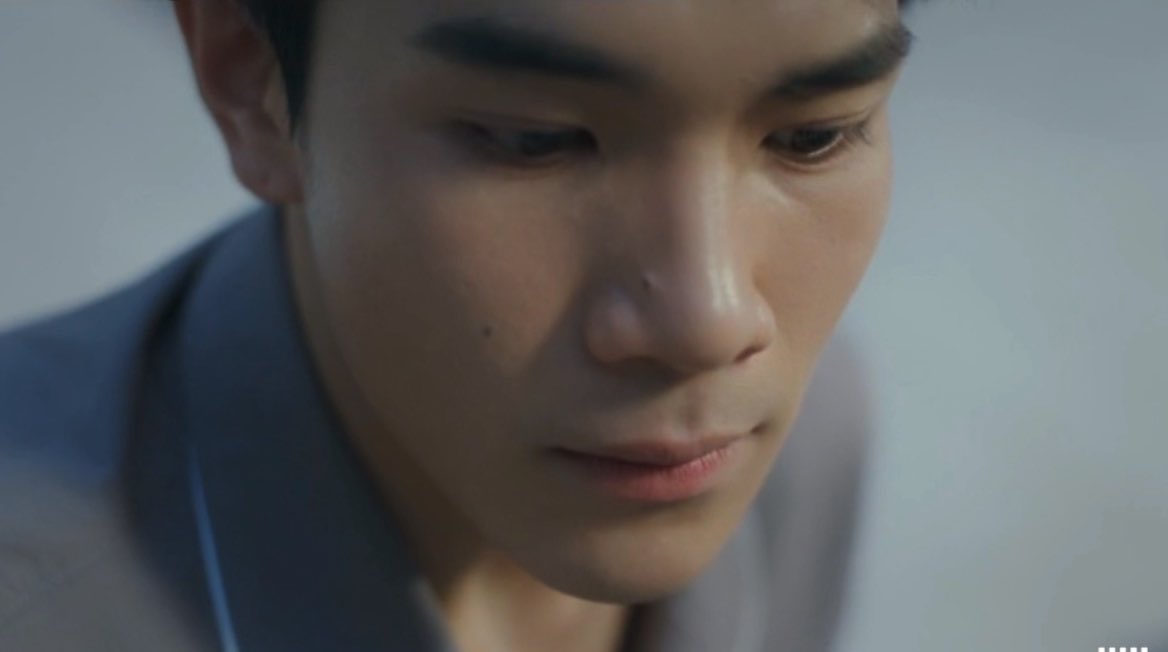 jenornn's tweet photo. สายตากับภาษากายแทนรักได้บอกหมดแล้วว่าสถานการณ์ที่เจออยู่ตัวเองรู้สึกยังไง ㅜㅜ 
น้องโฟ้ดกับซีนนี้เก่งจัง พอโดนทุกสายตาจับจ้องมองมาที่เรา ถึงไม่ได้ทำอะไรผิด แต่มันดูกลัว กังวล สับสน อึดอัดกับตัวเองที่โดนคนอื่นมองมาแบบนี้อะ โฟ้ดซีนนี้พี่ให้เลยวะㅜㅜ

#TicketToHeavenEP1
#Fourthnattawat