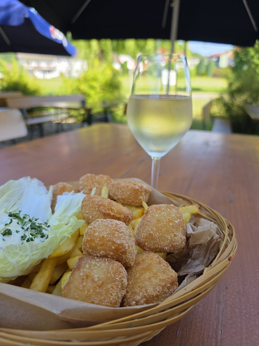 LuringStephan's tweet photo. Lecker Fisch und Chips im Bleichhaus https://t.co/WtNWy69Fth