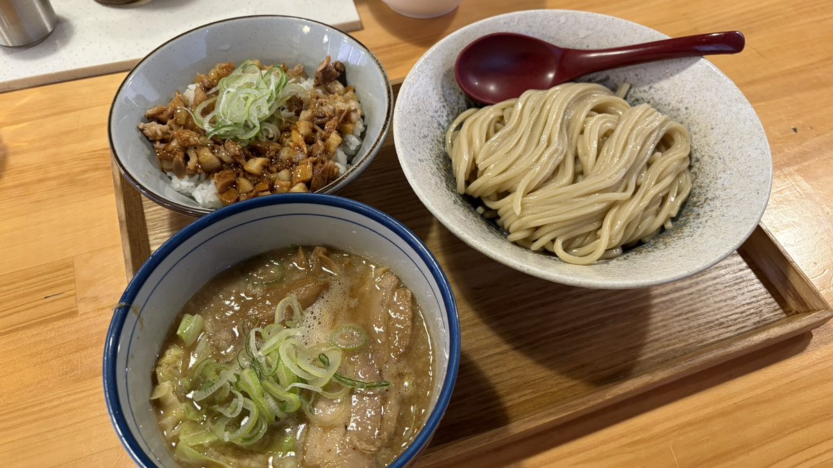 kudas99's tweet photo. 釣行前に戦力を補強する為、熊谷魔界巡り😂
オオツカ→黄色い店→ワンダーフィールドで
ベルにょろとモカDRSSとスウェイ
そしてロッドスタンドバッグをゲット🔥
ランチはKUMAGAYA RAMEN STANDで
トンづけとチャーシュー丼で🏆

#散財
#オオツカオリカラ
#ベルベットアーツ
#ロデオクラフト https://t.co/E3xSHX6MRB