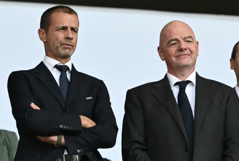 ComunqueMilan's tweet photo. “Grande idea la finale #ChampionsLeague alle 18”
“Ah, nulla rispetto al tuo Mondiale in città distanti 9000 km e 700 partite a prezzi assurdi”
“Ci riusciremo, vero? A uccidere questo stupido gioco?”
“Speriamo. Ogni mazzetta e porcheria sarebbe vana se non riuscissimo”
#PSGArsenal https://t.co/7s5rbtH3bF