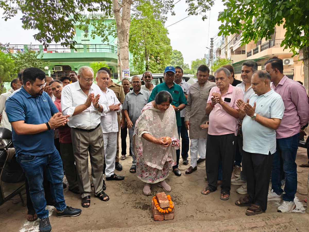sunitadayalbjp's tweet photo. 📍वार्ड 96, नेहरू नगर-3 में स्व. श्री डी.सी. गर्ग जी (पूर्व महापौर) के आवास के सामने स्थित पार्क के सौन्दर्यकरण कार्य का शुभारंभ किया।

यह कार्य क्षेत्रवासियों को एक स्वच्छ, सुंदर और बेहतर सार्वजनिक स्थल उपलब्ध कराने ���ी दिशा में महत्वपूर्ण कदम है। https://t.co/5IeuwrwEha