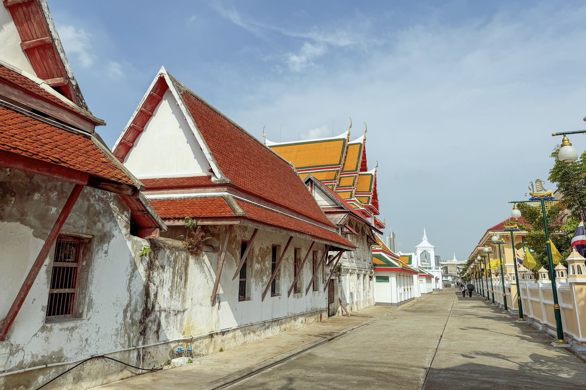 dwightronan's tweet photo. Riverside life in Thonburi.

Long before concrete highways, waterways shaped daily life in Bangkok. In Thonburi, life still revolves around the river and canals, with many neighborhoods lining khlongs connected to the Chao Phraya River. #bangkok #thailand https://t.co/SaWvoWjQec