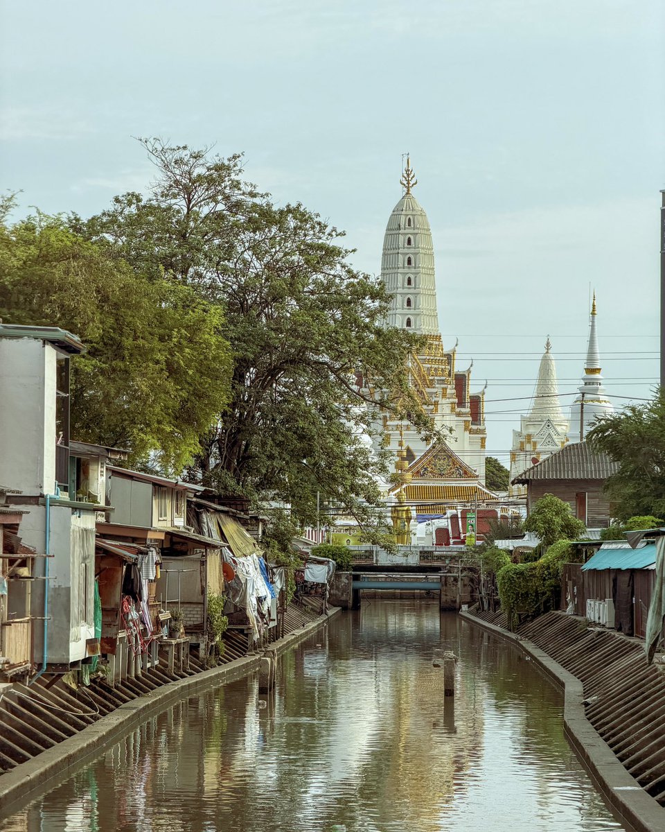 dwightronan's tweet photo. Riverside life in Thonburi.

Long before concrete highways, waterways shaped daily life in Bangkok. In Thonburi, life still revolves around the river and canals, with many neighborhoods lining khlongs connected to the Chao Phraya River. #bangkok #thailand https://t.co/SaWvoWjQec