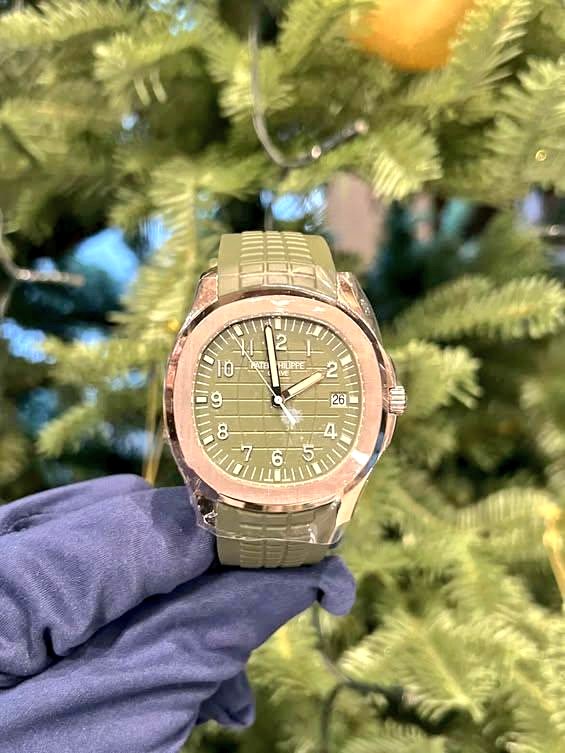 MaisonElevenand's tweet photo. This is a Patek Philippe Aquanaut  5167R-001 
This colorway (rose gold + olive green) is a modern, sporty-chic execution of the Aquanaut line. https://t.co/NUHp4dFEMn