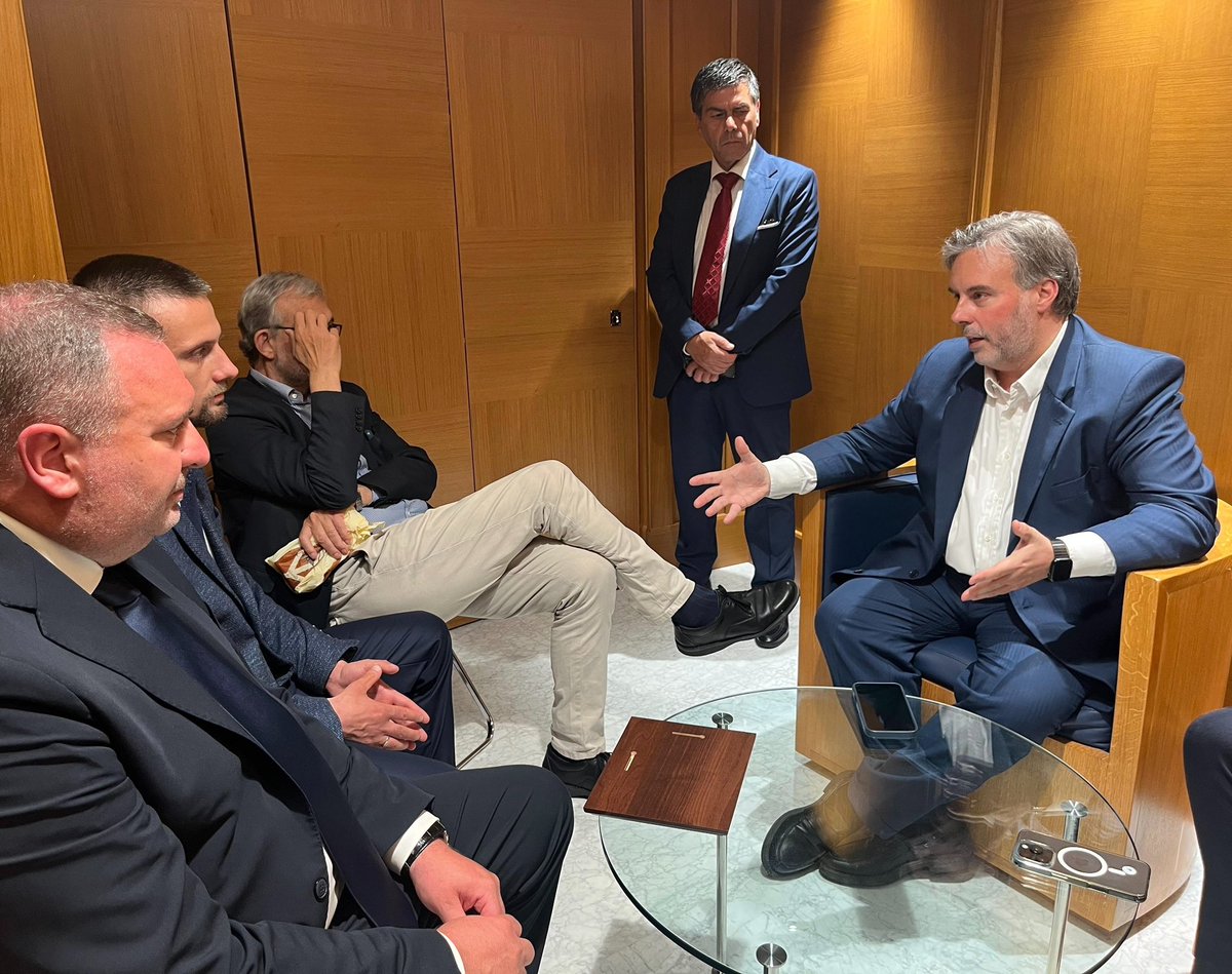 lucianonobili's tweet photo. In occasione della conferenza internazionale degli Ombudsman e dei difensori civici, abbiamo incontrato una delegazione di rappresentati istituzionali ucraini.
Con Taras Podvirnyii, Rappresentante del Parlamento Ucraino per i diritti umani, Yurii Buchko, Vice Presidente dell’Amministrazione Regionale di Lviv, Dmytro Gerasymchuk, Consigliere Regionale di Dnipropetrovsk, Yaroslav Tsvirkunx, Sindaco di Pereshchepyne e Yuriy Taran, Sindaco di Cherkaske accompagnati da Marino Fardelli, Presidente dei Difensori civici abbiamo discusso della situazione nel loro Paese sotto attacco a seguito dell'invasione russa di quattro anni e espresso, ancora una volta, tutto il nostro sostegno alla coraggiosa, eroica lotta del popolo ucraino per libertà e indipendenza. Abbiamo ribadito l'impegno di @ItaliaViva affinché prosegua il sostegno militare ed economico dell'Italia e affinché l'Ucraina possa al più presto avviare la procedura di ingresso nell'Unione Europea. Ma abbiamo anche condiviso con loro la nostra richiesta di un diverso protagonismo europeo: gli aiuti non bastano, bisogna porre fine all'invasione e a questa tragedia e lavorare per arrivare prima possibile alla fine del conflitto. Per una pace giusta, secondo le condizioni che spetta al popolo ucraino definire.