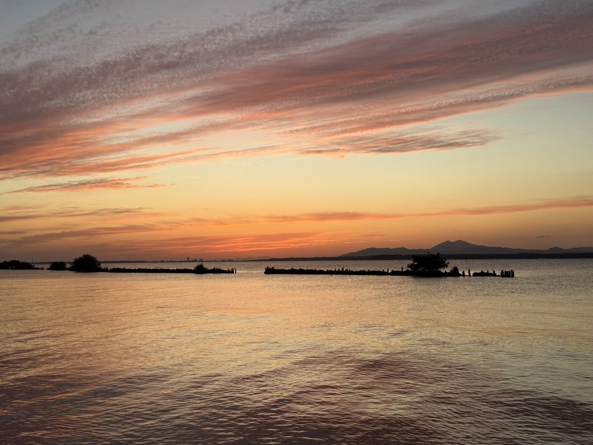 tanryug's tweet photo. 霞ヶ浦の夕焼けに癒されました^_^
#霞ヶ浦 #ゴミ拾い #水辺基盤協会 #53PickUp #防塵挺身隊 #継美隊 https://t.co/RbA2JCSE09