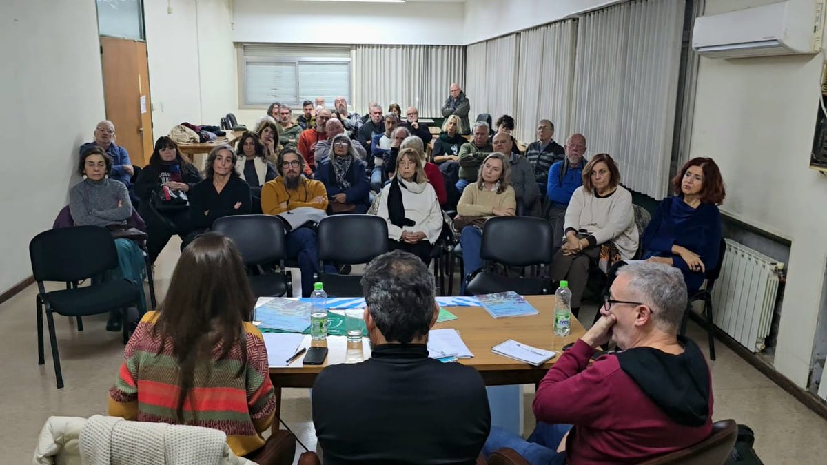 rayude68's tweet photo. Presentación de la revista De frente al futuro en Bahia Blanca.
Gracias a @EliGAlcorta y @JoseCampagnoli por la claridad y generosidad
A todas y todos los que participaron
Al Departamento de Humanidades por el lugar y la asistencia
Encuentro, diálogo, reflexión para construir el país que nuestro pueblo necesita