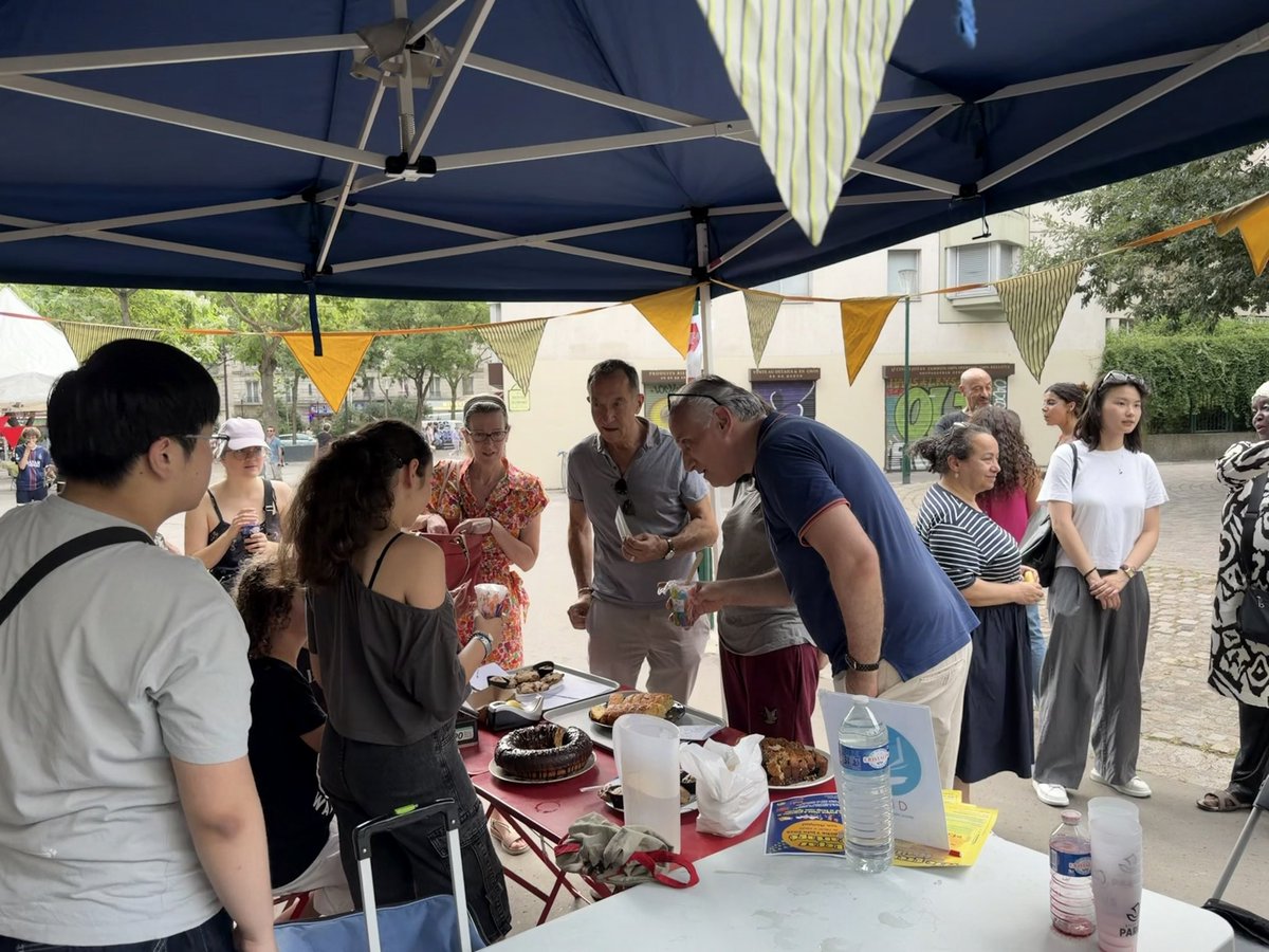 FrancoisDagnaud's tweet photo. Et vous pouvez enfin venir jusqu’à 18h Place Marcel Achard, profiter de la fête du Conseil de quartier Bas-Belleville. Au programme : karaoké, ludothèque, maquillage pour les enfants, baby-foot, capoeira, restauration,... Petits et grands y trouveront espace ombragé et animations https://t.co/RmJWs3x7HZ
