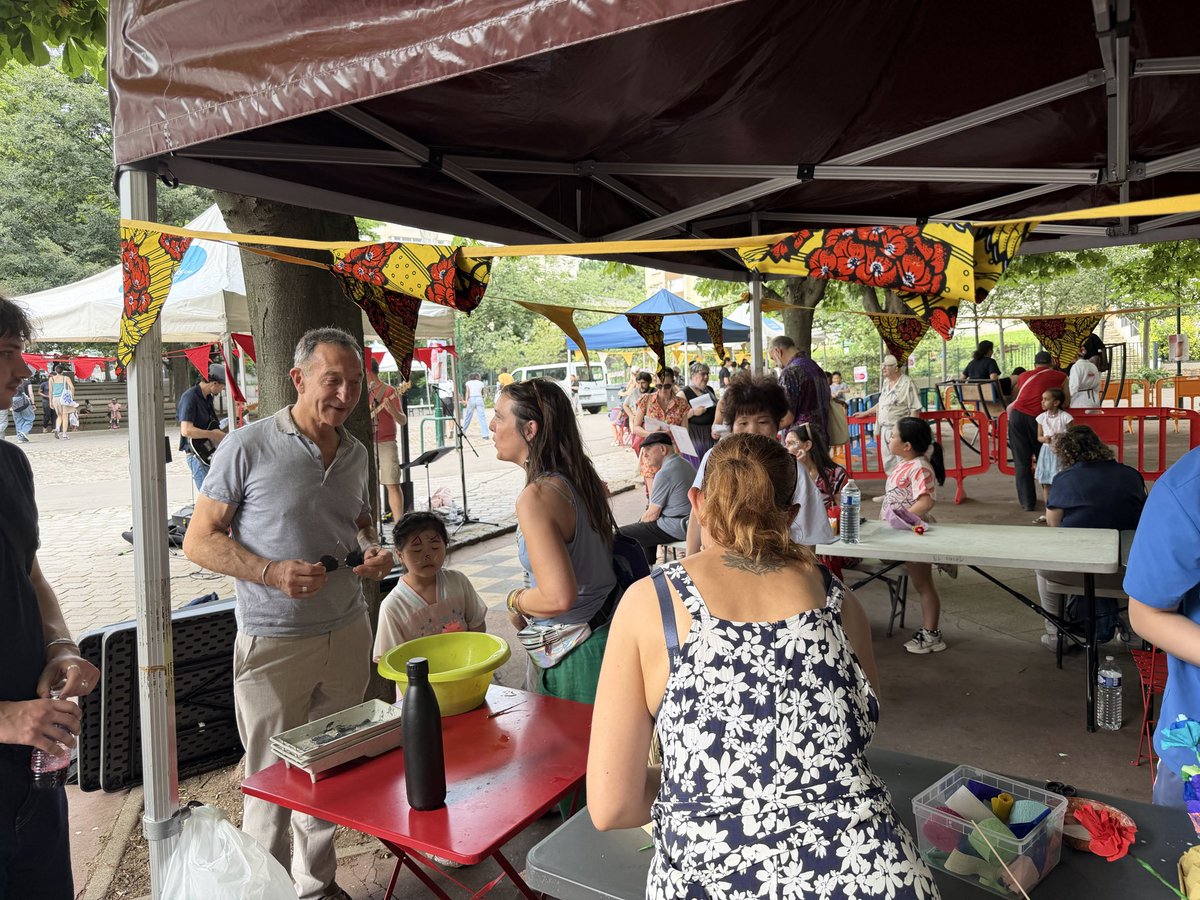 FrancoisDagnaud's tweet photo. Et vous pouvez enfin venir jusqu’à 18h Place Marcel Achard, profiter de la fête du Conseil de quartier Bas-Belleville. Au programme : karaoké, ludothèque, maquillage pour les enfants, baby-foot, capoeira, restauration,... Petits et grands y trouveront espace ombragé et animations https://t.co/RmJWs3x7HZ