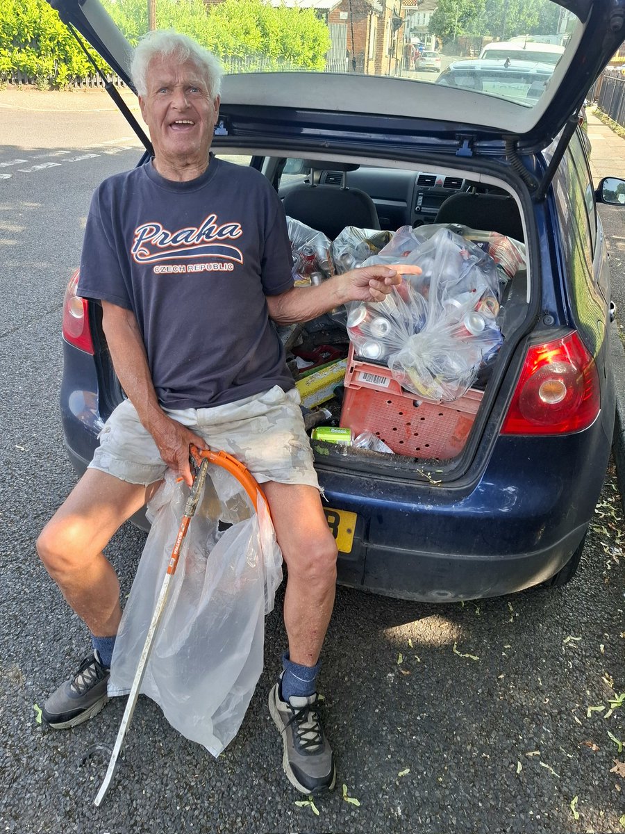 FriendsofHoo's tweet photo. Nine volunteers attended the Hoo Clean Up litter pick today - collecting 16 bags of rubbish, an old bicycle and three nitrous oxide canisters. Well done everyone!

#HooCleanUp #FriendsofHoo #Hoo #HooPeninsula #Rochester #Kent #England https://t.co/H3WPCXmRQl