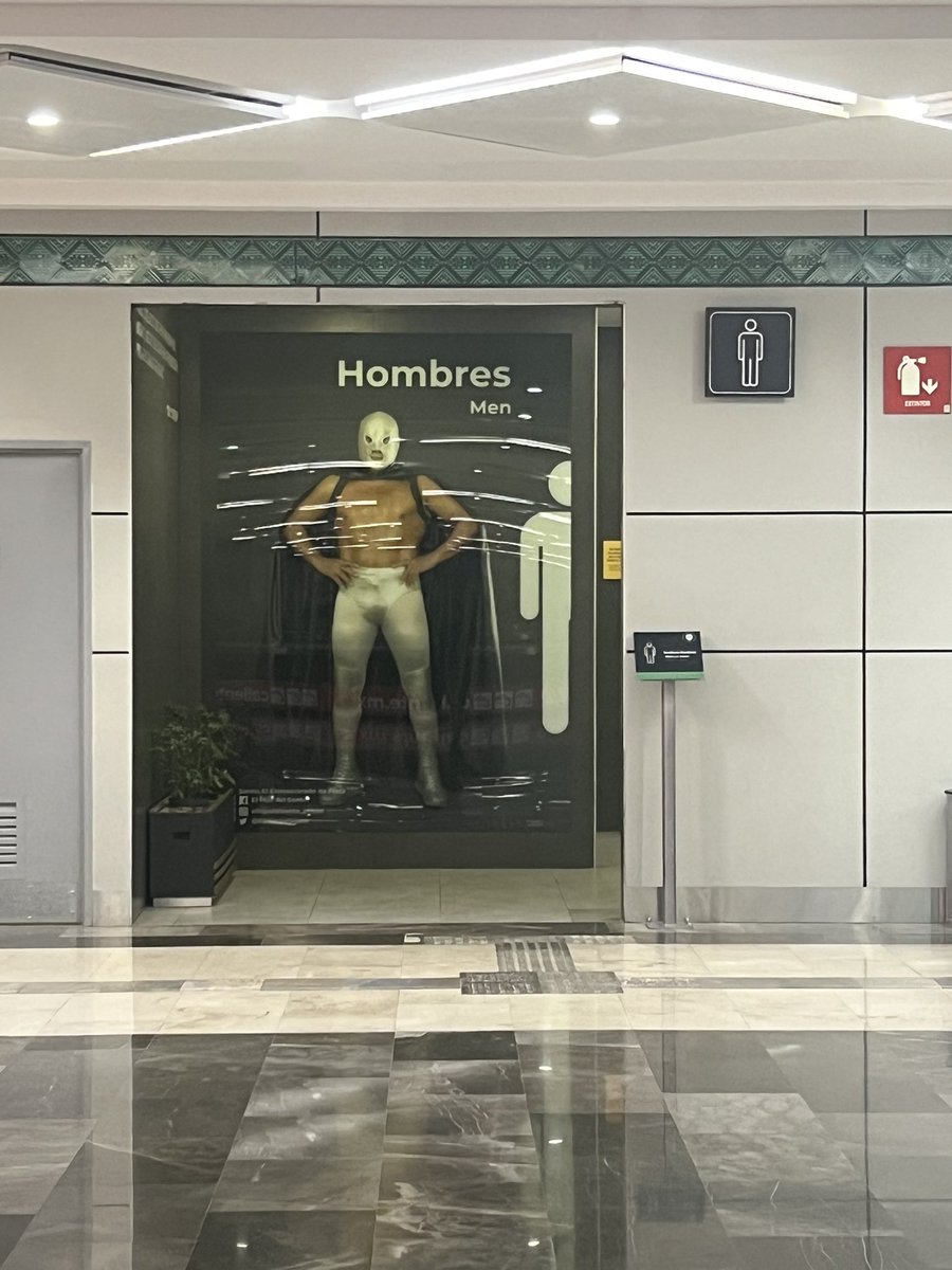 dshindot's tweet photo. メキシコシティから遠くて利便が悪いと評判の空港に初めて利用してみた。エマニュエル・ナバレッテのジムへ行くには最適の立地じゃないか！ちなみにトイレがルチャリブレだった。 https://t.co/pU83Jm3CoP